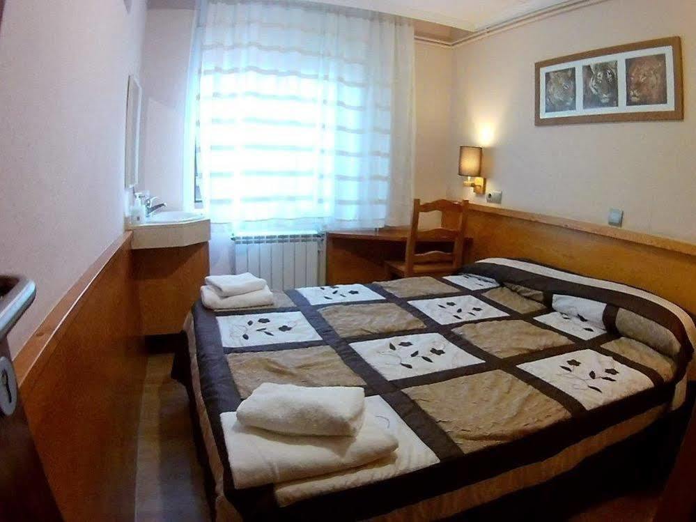 Hostal Fonda Galicia Cardedeu Eksteriør bilde